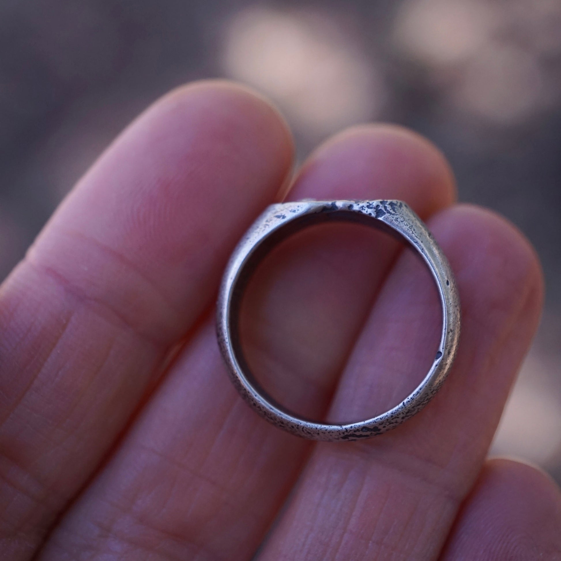the texture ring with pale green sapphire - size 7 - Lumenrose