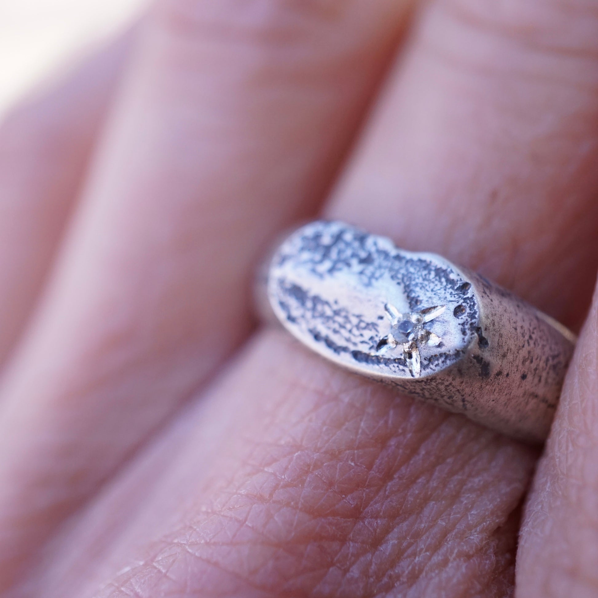 the texture ring with pale green sapphire - size 7 - Lumenrose