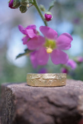 The very solid 18k gold ring. - Lumenrose