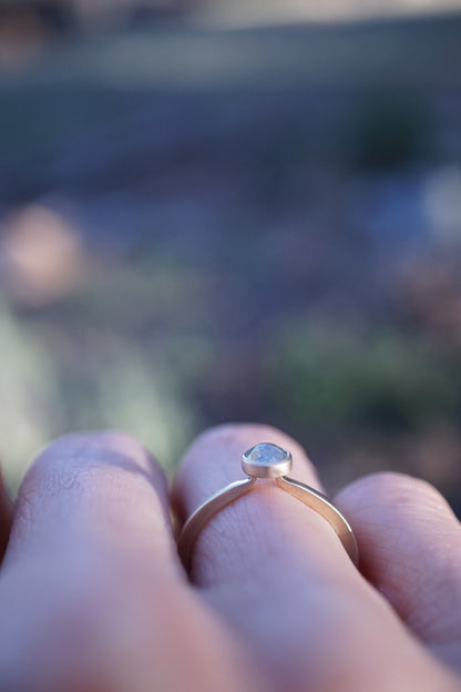 slender 14k salt and pepper diamond ring - size 5.75