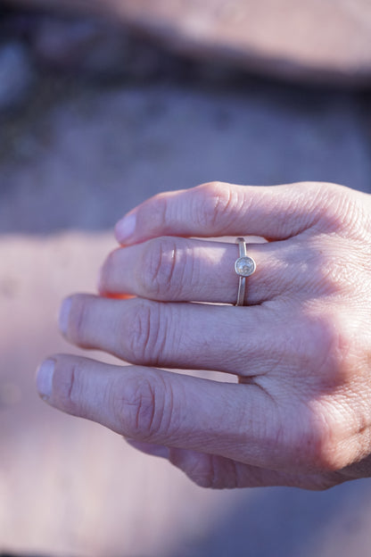 slender 14k salt and pepper diamond ring - size 5.75