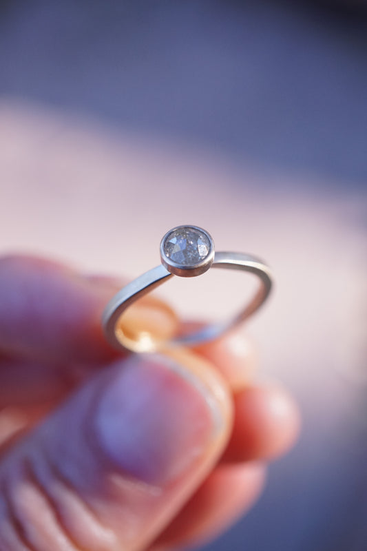 slender 14k salt and pepper diamond ring - size 5.75